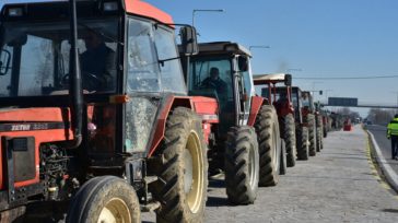 Μπλόκα αγροτών στους τέσσερις νομούς της Θεσσαλίας