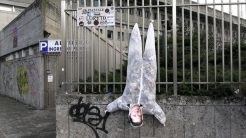 Ιταλοί αντιφασίστες κρέμασαν ομοίωμα του Μασκ στην πλατεία που είχαν κρεμάσει τον Μουσολίνι