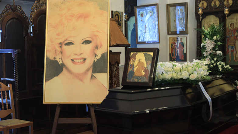 Καίτη Γκρέυ: Δείτε εικόνες από το λαϊκό προσκύνημα στη μεγάλη λαϊκή τραγουδίστρια