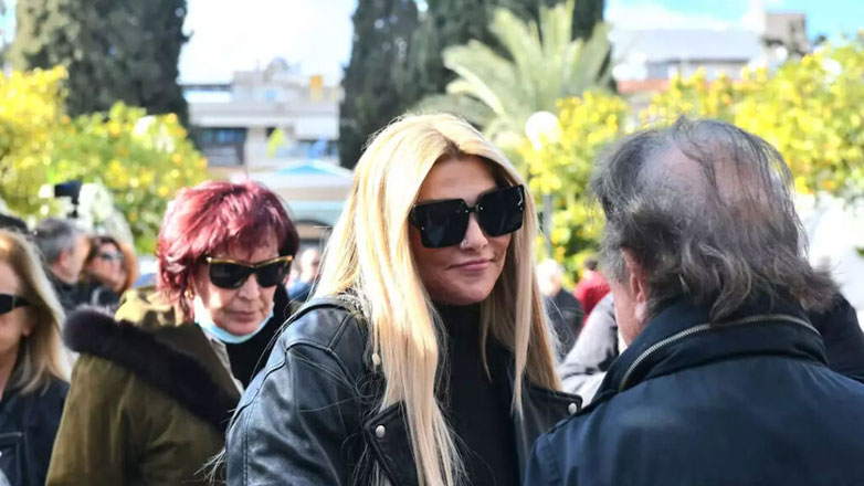 Αγγελική Ηλιάδη: Συγκινημένη στη κηδεία της γιαγιάς της, Καίτη Γκρέυ με τον 11χρονο γιο της