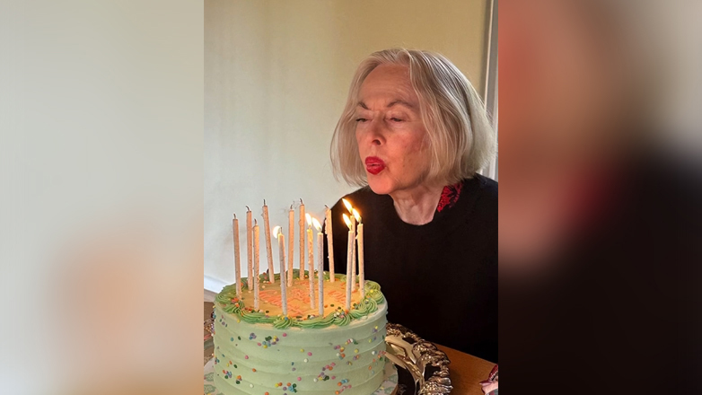 Η Μέλανι Γκρίφιθ γιόρτασε τα 95α γενέθλια της μητέρας της, Τίπι Χέντρεν