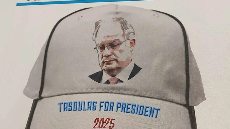 «Επικό» δώρο των συντακτών της Βουλής στον Τασούλα: «Make ΠτΔ great again»