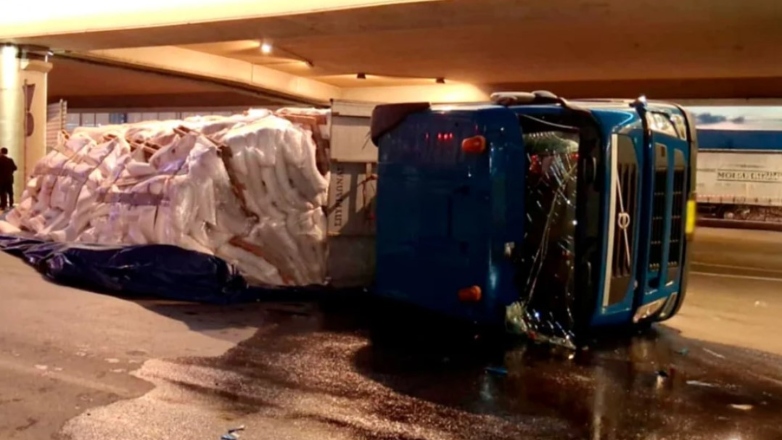 Ανατροπή νταλίκας με λιπάσματα στο ύψος της Ιεράς Οδού