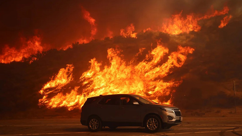 Εντολή εκκένωσης λόγω της πυρκαγιάς σε δεκάδες χιλιάδες κατοίκους του Λος Άντζελες