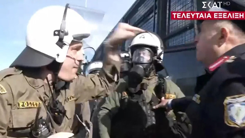 Έντονο επεισόδιο μεταξύ του επικεφαλής της διμοιρίας των ΜΑΤ με τον ανώτερο του υπεύθυνο αξιωματικό της αστυνομικής δύναμης στο οδόφραγμα στην Καρδίτσα – Δείτε το βίντεο