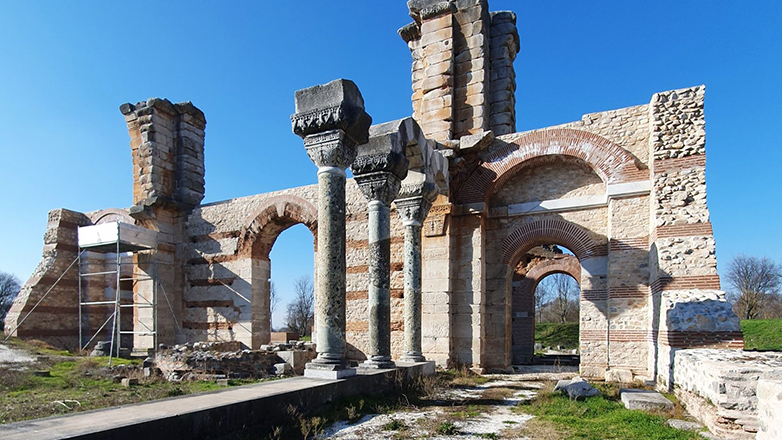 Εντυπωσιακή αναστήλωση τμήματος της Βασιλικής Β’ των Φιλίππων