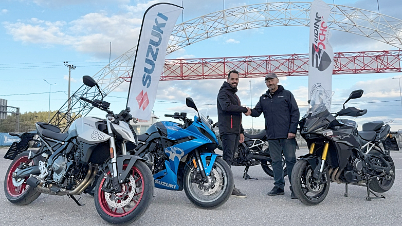 Μαζί στην εκπαίδευση αναβατών Suzuki Moto Greece και Riding School