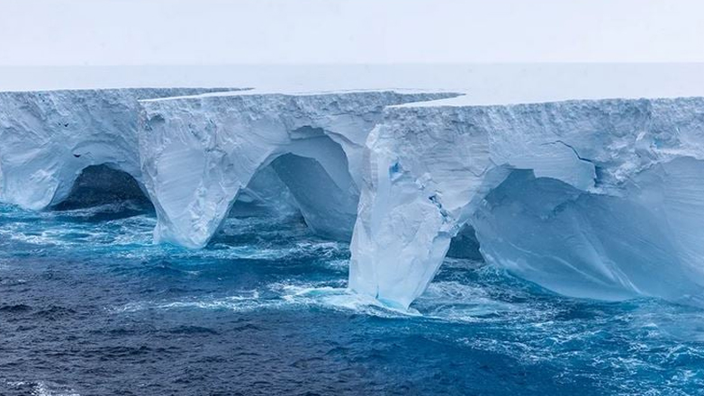 Το μεγαλύτερο παγόβουνο του κόσμου παρασύρεται προς το νησί της Νότιας Γεωργίας