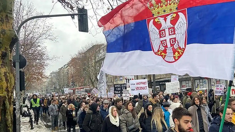 Σερβία: Μαζικές διαδηλώσεις φοιτητών και αντιδιαδήλωση υποστηρικτών του Αλ. Βούτσιτς