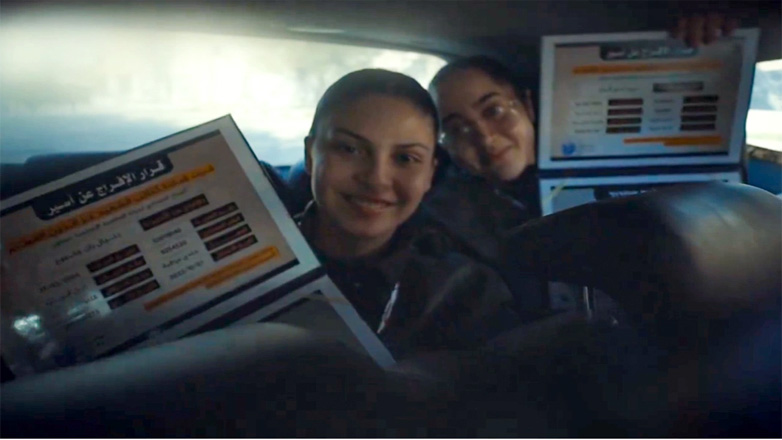 Προπαγανδιστικό βίντεο της Χαμάς που έδωσε μπρελόκ με παλαιστινιακή σημαία στις ομήρους