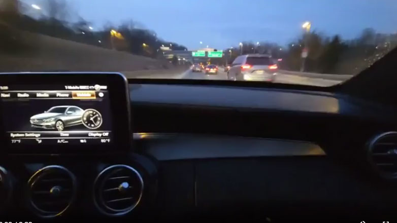 ΣΟΚ: Μεταδίδουν ζωντανά στα social τους ελιγμούς στην κίνηση, μέχρι που τρακάρουν με ανυποψίαστους πολίτες  (Βίντεο)