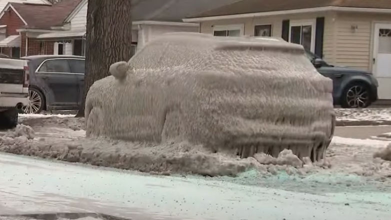 Απίστευτες εικόνες: Νερό και πολικές θερμοκρασίες μετέτρεψαν τα Ι.Χ. σε αγάλματα από πάγο (Βίντεο)