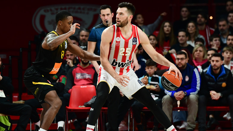 Επέστρεψε στις νίκες ο Ολυμπιακός, 89-70 την ΑΕΚ