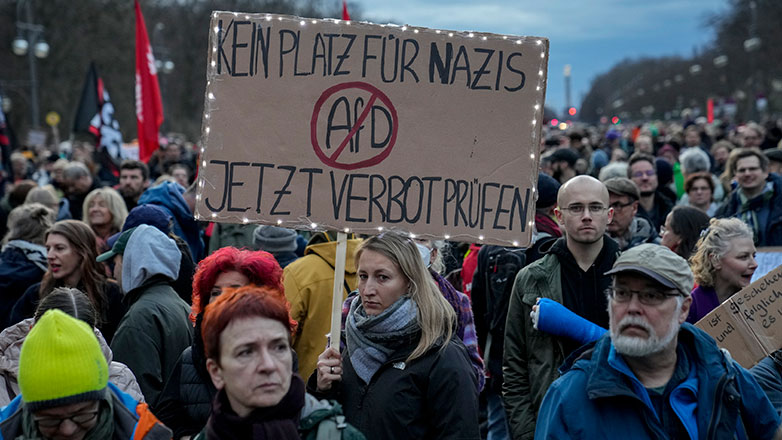 Δεκάδες χιλιάδες διαδήλωσαν στη Γερμανία κατά της ακροδεξιάς