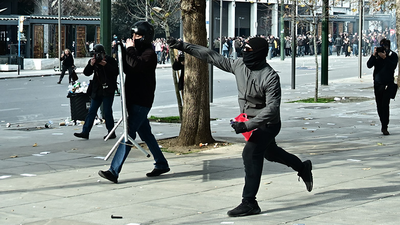Σύνταγμα: Φτιάχνει μολότοφ και την ρίχνει στα ΜΑΤ