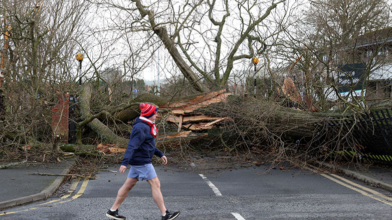 Καταιγίδα Έοουιν: Χιλιάδες νοικοκυριά στην Ιρλανδία και στη Βρετανία χωρίς ρεύμα