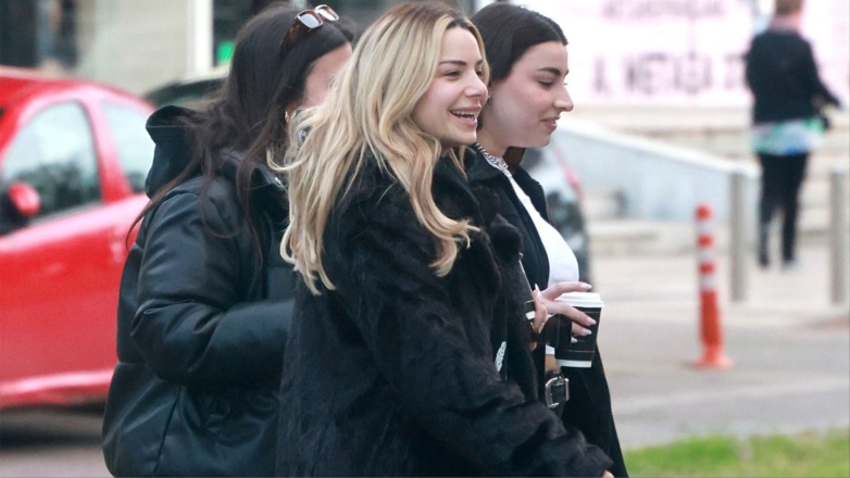 Josephine: Περίπατος στα νότια προάστια μαζί με την όμορφη αδελφή της, Ειρήνη – Η εκπληκτική τους ομοιότητα