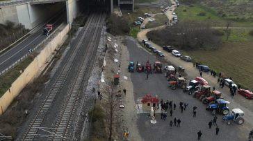 Κατάθεση στεφάνου κι ενός λεπτού σιγή από αγρότες στα Τέμπη