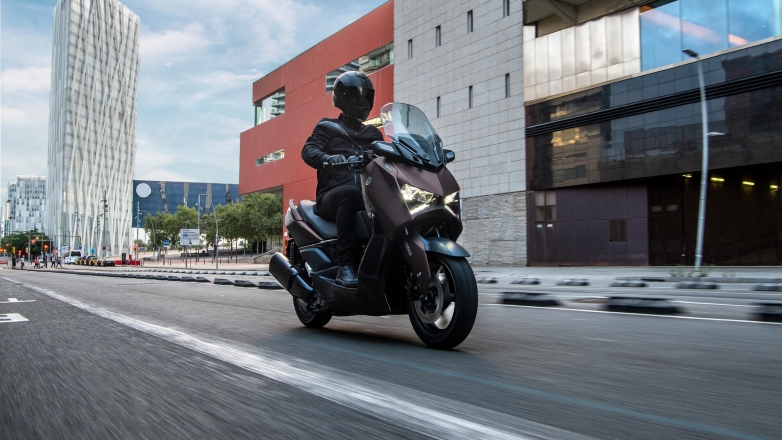 Νέες μειωμένες τιμές για τα scooter Yamaha NMAX 125 και XMAX 300 Tech MAX