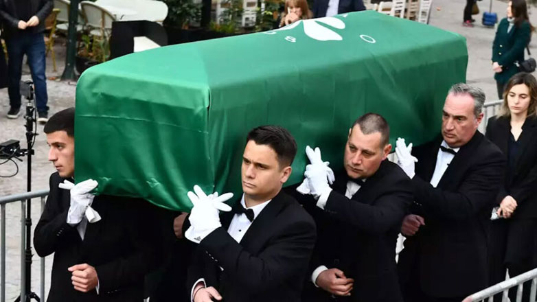 Μίμης Δομάζος: Σε λαϊκό προσκύνημα η σορός του – Πλήθος κόσμου στη Μητρόπολη Αθηνών