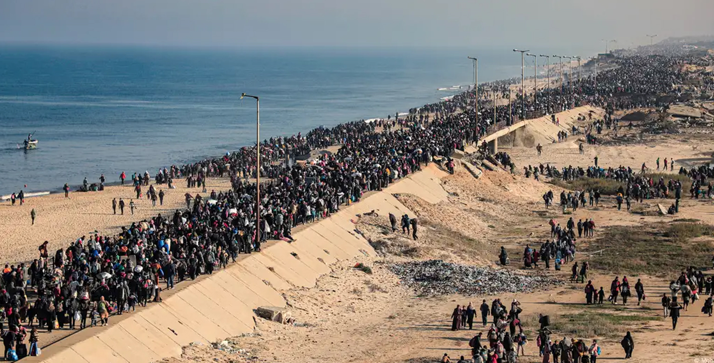 Ένα ανθρώπινο ποτάμι κατευθύνεται προς τη Βόρεια Γάζα, όπου τα πάντα είναι κατεστραμμένα