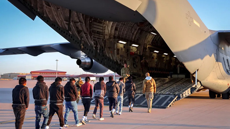 Αντιμεταναστευτική «φρενίτιδα» στις ΗΠΑ: Πόρτα-πόρτα 956 συλλήψεις μέσα σε μία ημέρα