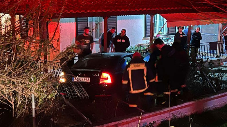 Αυτοκίνητο… προσγειώθηκε σε αυλή σπιτιού