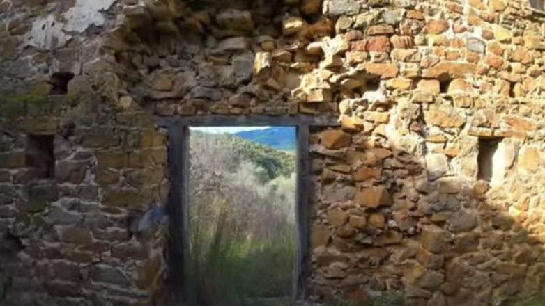 Το χωριό-φάντασμα που ο χρόνος άφησε πίσω του σαν σκηνή από ξεχασμένο παραμύθι