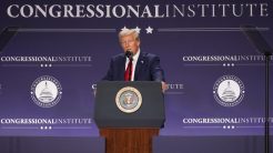 Ο Τραμπ «δεν ξέρει» αν απαγορεύεται να διεκδικήσει 3η θητεία