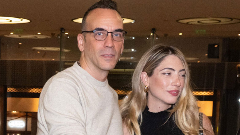 Ο Πάνος Μουζουράκης αποκάλυψε το φύλο του δεύτερου παιδιού του με τη Μαριλού Κόζαρη!