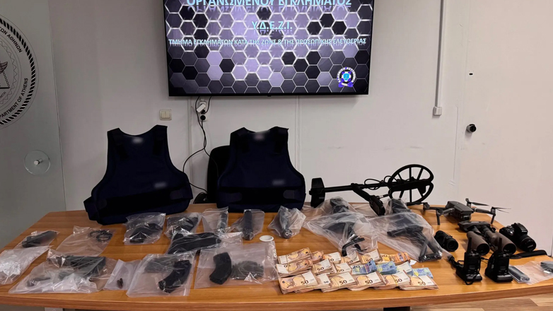 Οπλοστάσιο και 79.500 ευρώ στα σπίτια των κατηγορουμένων για τη δολοφονική επίθεση στους Θρακομακεδόνες
