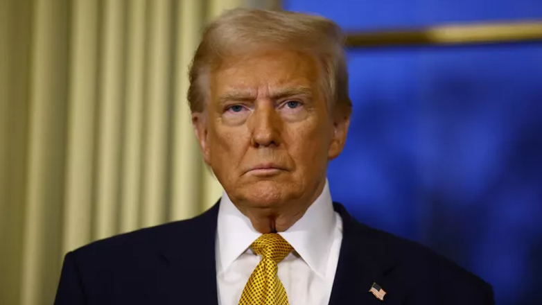 Σε διαθεσιμότητα έθεσε ο Τραμπ δεκάδες αξιωματούχους που αγνοήσαν τα διατάγματά του