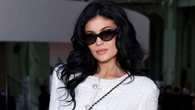 Kylie Jenner: Η εντυπωσιακή εμφάνισή της στην επίδειξη μόδας του οίκου Chanel στο Παρίσι