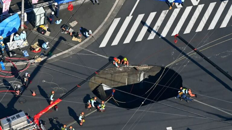 Ιαπωνία: Οδηγός παγιδευμένος για πάνω από 24 ώρες σε τρύπα που «κατάπιε» το φορτηγό του