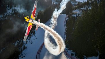 Ένα αεροσκάφος κάνει «κατάβαση» σε πίστα σκι με 350χλμ/ώρα 