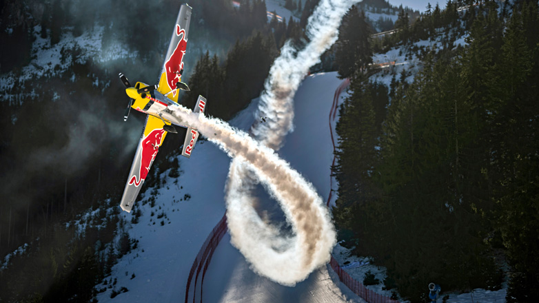 Ένα αεροσκάφος κάνει «κατάβαση» σε πίστα σκι με 350χλμ/ώρα 