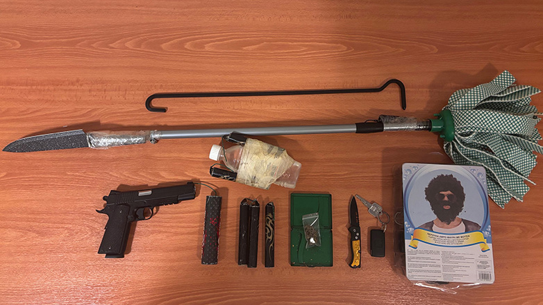 Εμπρηστικούς μηχανισμούς και σφουγγαρίστρα με… μαχαίρι είχε μαζί του 56χρονος