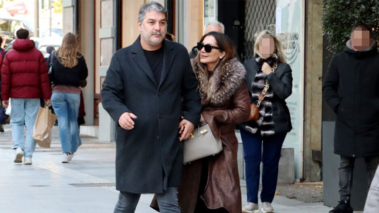 Δέσποινα Βανδή – Βασίλης Μπισμπίκης: Χέρι χέρι έξω από γνωστό κοσμηματοπωλείο στην οδό Βουκουρεστίου