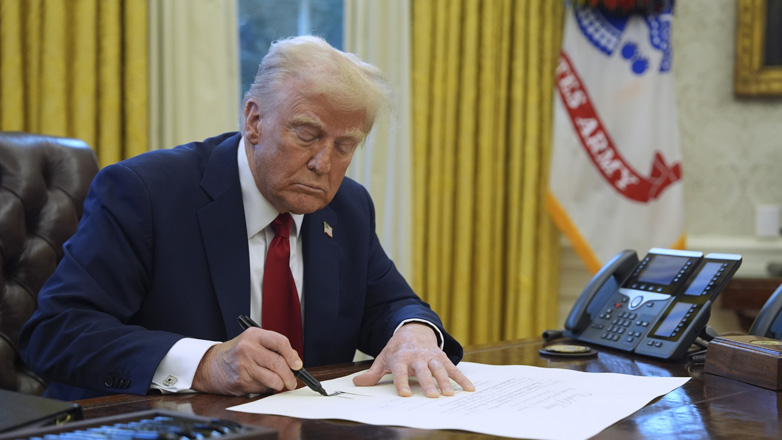 Τραμπ: Ανακοίνωσε ότι θα επιβάλει δασμούς στην ΕΕ και «δεν τον ενδιαφέρει» η αντίδραση της αγοράς