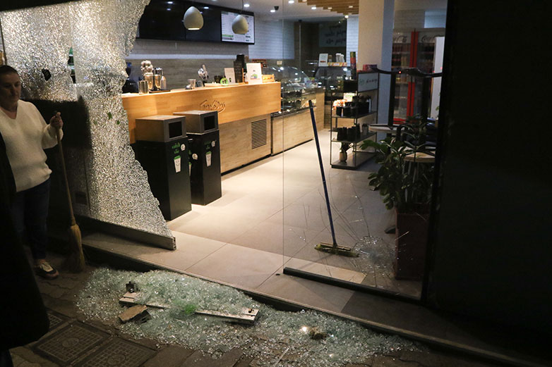 Καταδρομική επίθεση κουκουλοφόρων στην πλατεία Κυψέλης