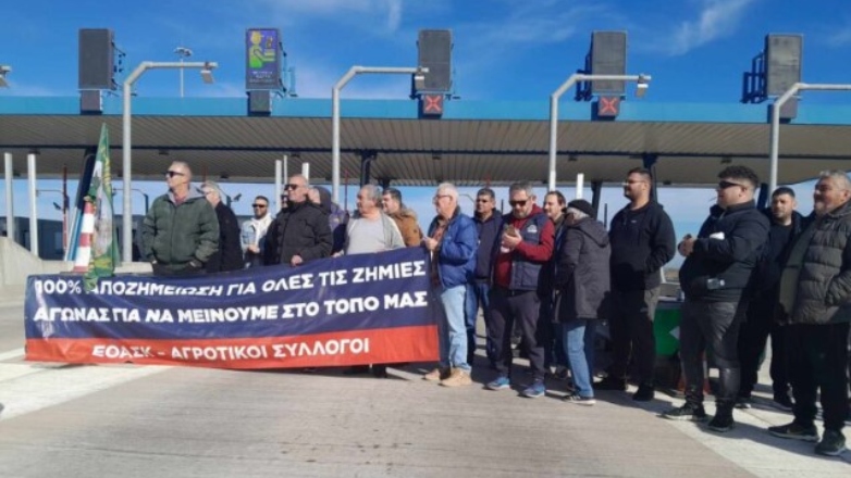 «Σήκωσαν μπάρες» στα διόδια οι αγρότες και μοίρασαν φυλλάδια