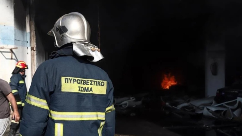 Φωτιά σε πλωτή δεξαμενή στα Ναυπηγεία Περάματος