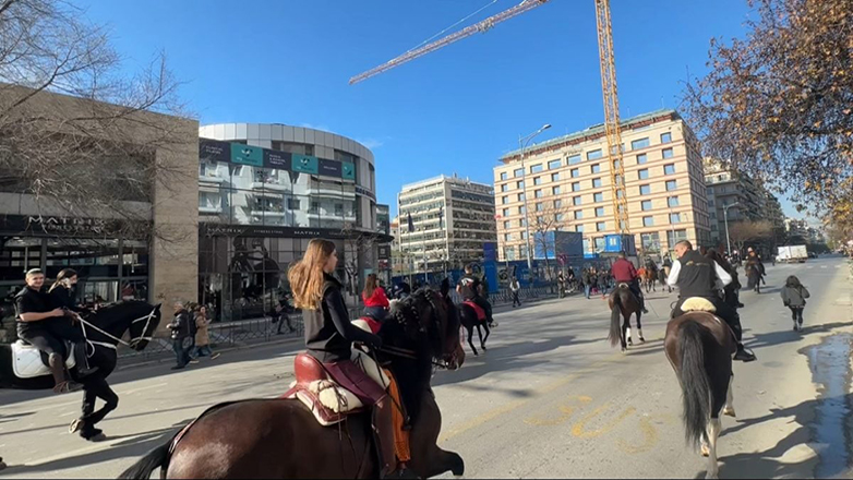 Γέμισε με άλογα και άμαξες το κέντρο της Θεσσαλονίκης