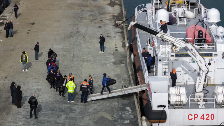 Ιταλία: Έφτασαν στο Μπάρι οι 43 μετανάστες που είχαν μεταφερθεί στην Αλβανία