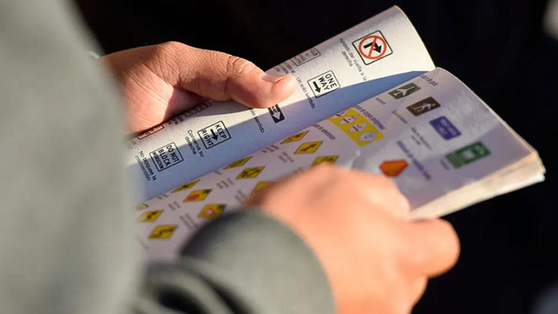 Του «ψιθύριζε» τις απαντήσεις στο αυτί στις εξετάσεις για δίπλωμα οδήγησης