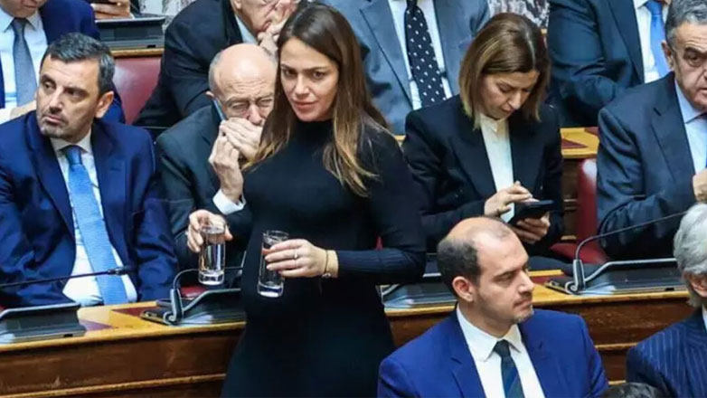 Δόμνα Μιχαηλίδου: Οι πρώτες φωτογραφίες με φουσκωμένη κοιλιά στη Βουλή – Σε λίγες μέρες ο γάμος
