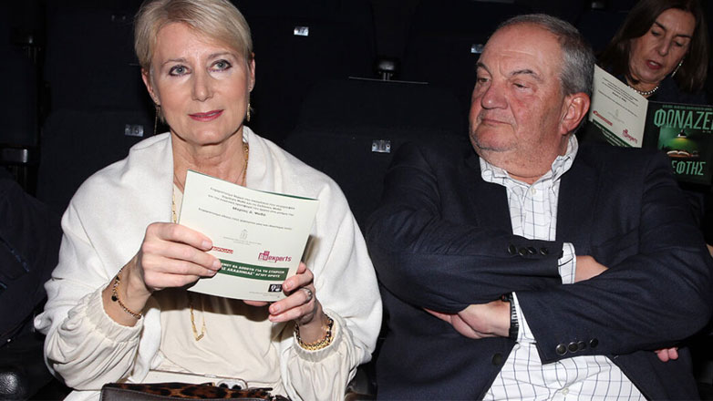 Κώστας Καραμανλής – Νατάσα Παζαΐτη: Καμάρωσαν τα δίδυμα παιδιά τους στο θέατρο του Κολλεγίου Αθηνών