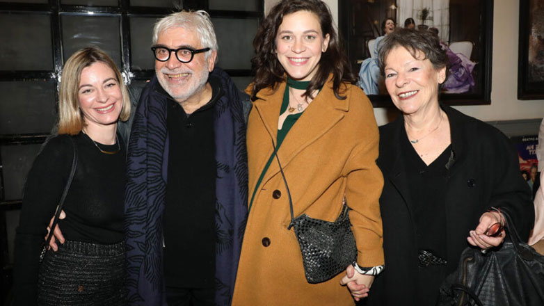 Δημήτρης Πιατάς: Σπάνια δημόσια εμφάνιση με την γοητευτική σύζυγό του, Λέλα και τις δύο κόρες τους στο θέατρο