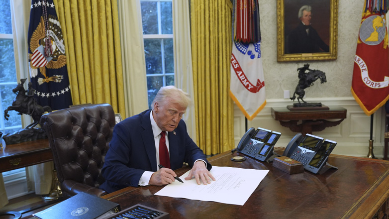 Τραμπ: Επέβαλε δασμούς 25% σε Καναδά και Μεξικό και 10% στην Κίνα