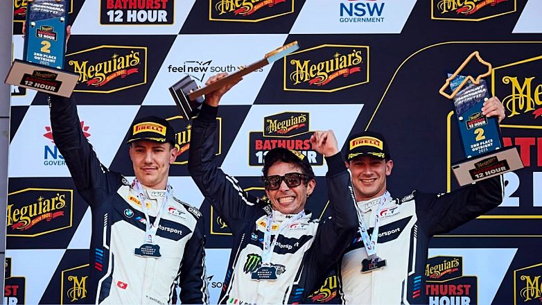 O Valentino Rossi γιορτάζει την πρώτη του παρουσία στο βάθρο για το 2025 στο Bathurst